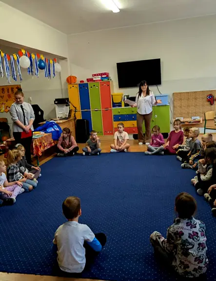 nauczyciel tłumaczy uczniom  przebieg pasowania na świetliczaka