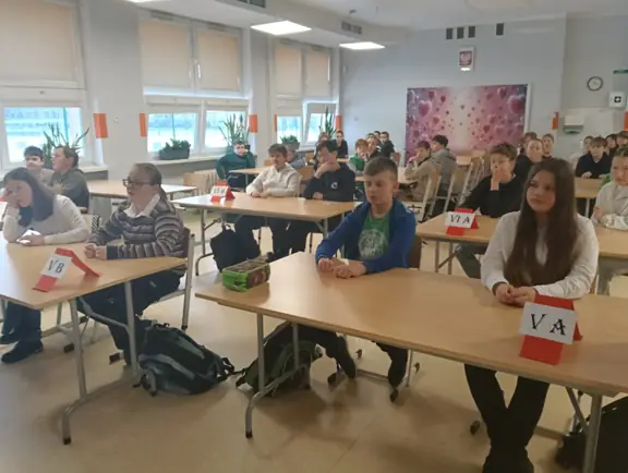 uczniowie-sluchaja-regulaminu-konkursu-przed-jego-rozpoczeciem-jpg