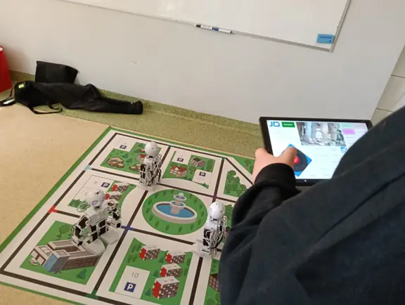 uczeń steruje robotem JD Humanoid