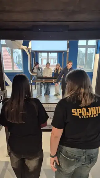 Uczennice szyfrują wiadomość dla koleżanek z Niemiec