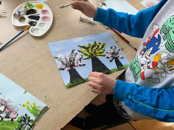 uczen-maluje-farbami-jpeg