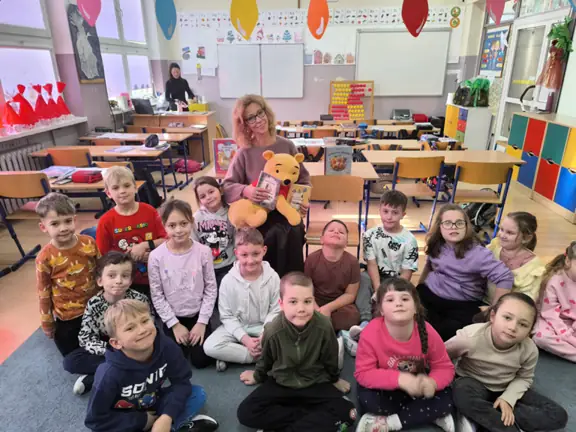 pamiatkowe-zdjecie-uczniow-kl--1b-z-bibliotekarka-i-misiem--jpg