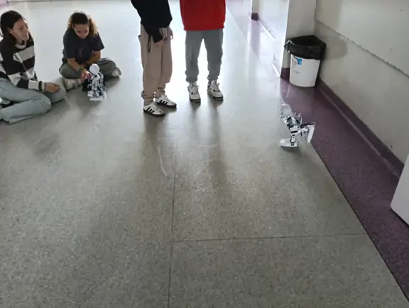 uczniowie na zajęciach sterują robotami JD Humanoid