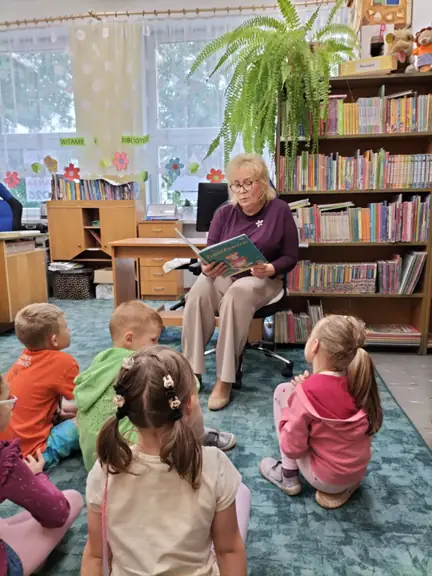 dzieci-sluchaja-czytanego-przez-p--bibliotekarke-opowiadania-tupcio-chrupcio--ide-dpo-lekarza--jpg