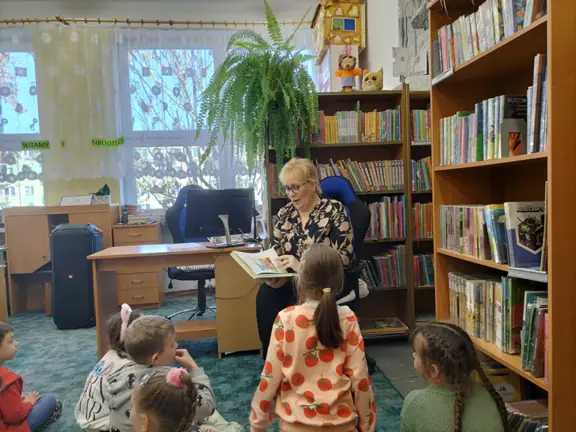 bibliotekarka-czyta-przedszkolakom-bajke-cudowna-lampa-aladyna--jpg