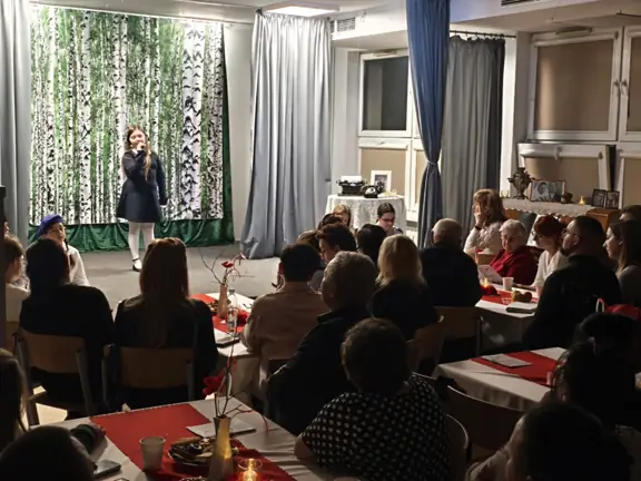 Śpiewająca uczennica na scenie