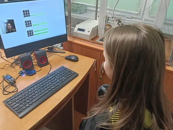 uczen-testuje-wytrenowany-modul-ai-do-rozpoznawania-twarzy-jpg