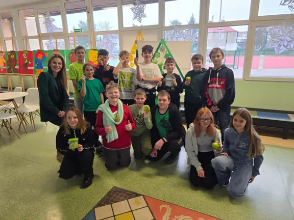 Uczniowie pozują przy choince