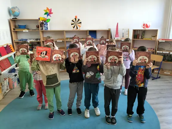 uczniowie-z-kl--1c-demonstruja-ksiazke-wnuczka-antykwariusza--jpg