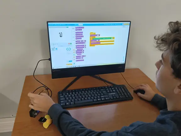 uczen-testuje-czujnik-odleglosci-w-mblock-jpg