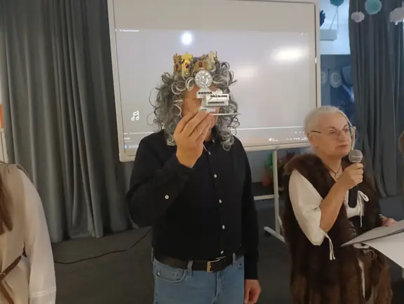 pan-stanislaw-kacperski-prezentuje-statuetke-denara-boleslaw-chrobrego-glowna-wygrana-jpg