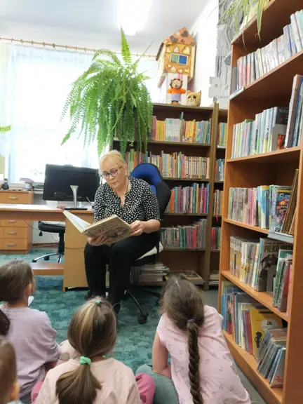 przedszkolaki-sluchaja-czytanej-bajki-swiniopas--jpg