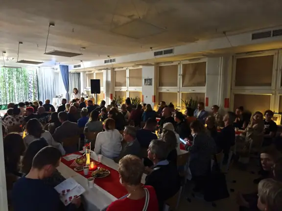 Widok na salę pełną gości