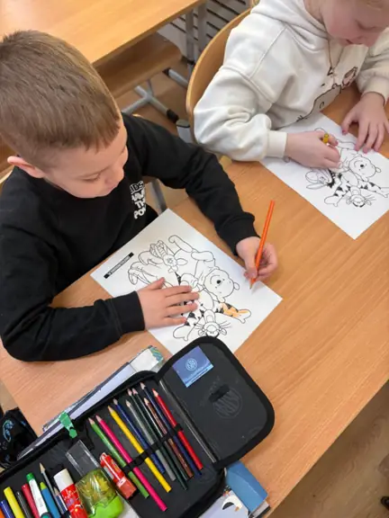 uczniowie-z-kl--2c-koloruja-rysunek-z-bohaterami-ze-stumilowego-lasu--jpg