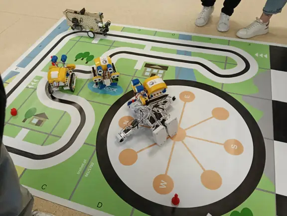 robot-jd-humanoid-i-robot-skribot-w-akcji-na-macie-dla-robotow-jpg