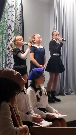 Uczennice śpiewają na scenie (2)