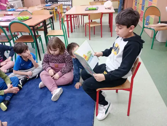 uczen-z-kl--1a-czyta-dzieciom-fragment-ksiazki-o-kubusiu--jpg