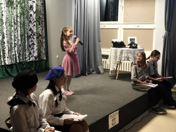 Uczennica klasy drugiej śpiewa na scenie