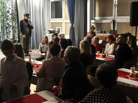 Jedna z organizatorek spotkania wita gości ze sceny