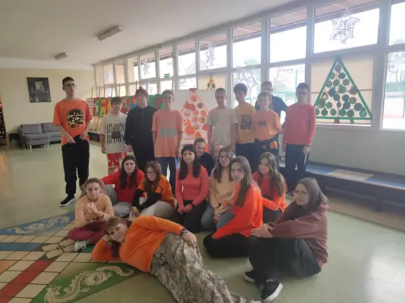 Uczniowie pozują przy choince