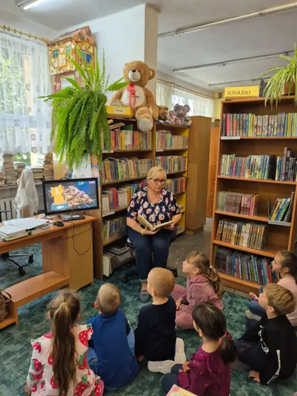 Pani bibliotekarka czyta dzieciom z grupy 01.