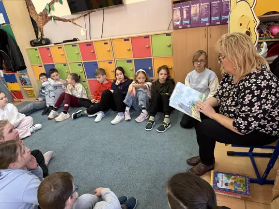 bibliotekarka-czyta-uczniom-z-kl-3b-fragment-ksiazki-kubus-puchatek--jpeg