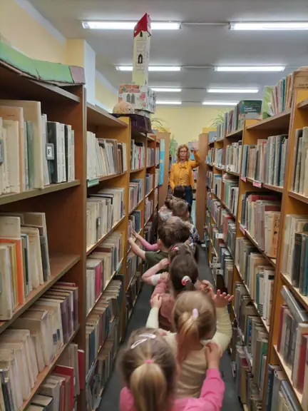 przedszkolaki-spaceruja-pomiedzy-bibliotecznymi-regalami--jpg