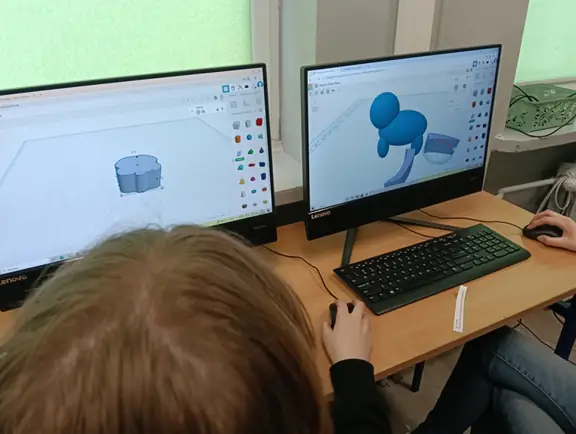 uczniowie tworzą projekty w Tinkercad