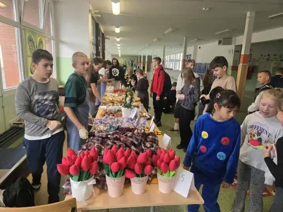 Szkolny Kiermasz dla Moniki Czerczak - zdjęcie 1