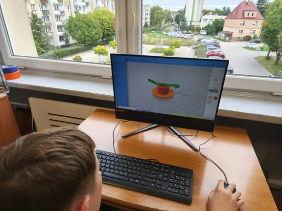 stworzony-przez-ucznia-model-filiznki-z-lyzeczka-jpg