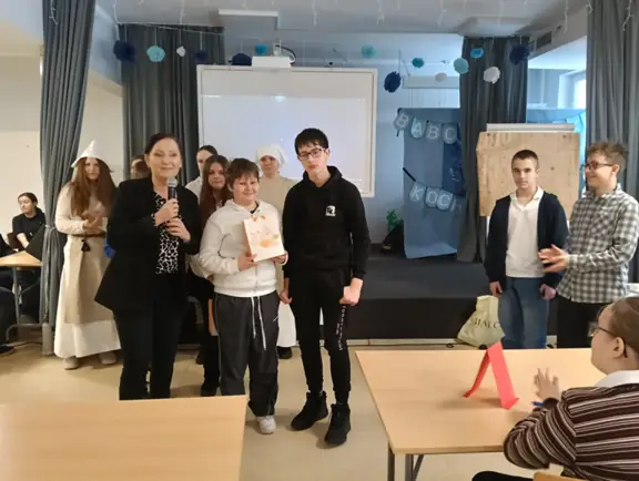 uczniowie-odbieraja-od-pani-dyrektor-joanny-szczecinskiej-slodkie-upominki-jpg