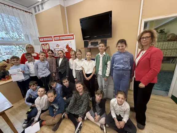 Pamiątkowe zdjęcie uczniów kl. IIIb z p. bibliotekarkami po zajęciach - 11 listopada - Narodowe Święto Niepodległości.