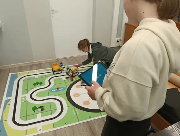 uczniowie-steruja-robotami-skribot-na-specjalnej-macie-jpg