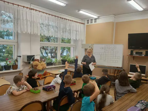 Uczniowie kl. IIa rozwiązują krzyżówkę.