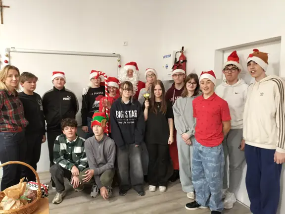 Pamiątkowe zdjęcie kl. VIIIc z Mikołajem.