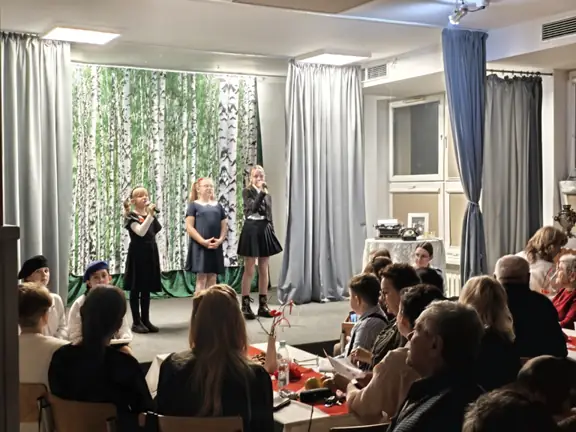 Uczniowie śpiewają na scenie