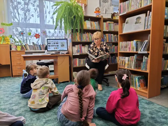 pani-bibliotekarka-czyta-przedszkolakom-basn-h-ch--andersena-brzydkie-kaczatko--jpg