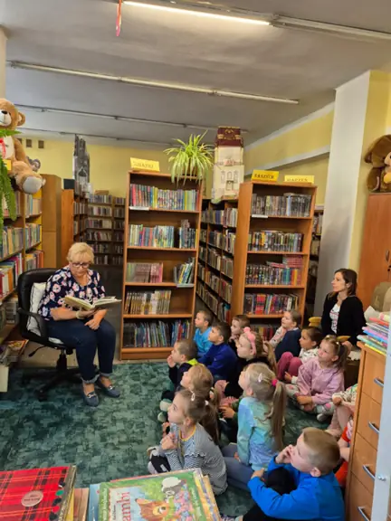Pani bibliotekarka czyta dzieciom z grupy Kotki.