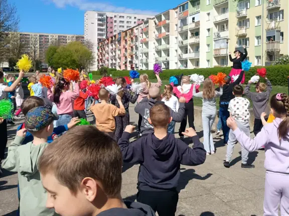 uczniowie-tancza-z-pomponami-w-rekach-jpeg