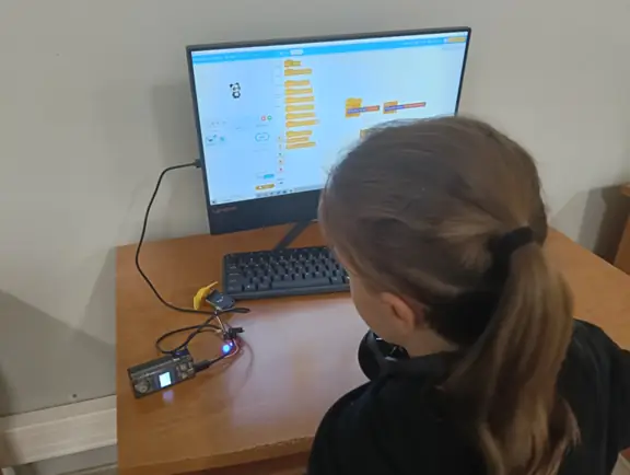 uczen-tworzy-aplikacje-do-wyswietalnai-awykresow-w-cyberpi-jpg