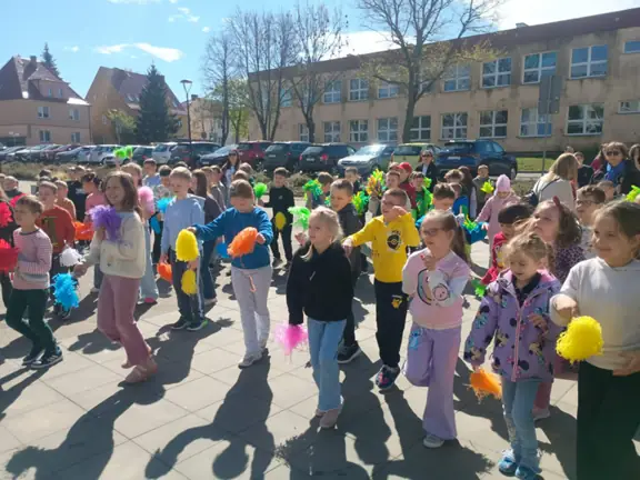 uczniowie-podczas-tanca-na-dworze-jpeg