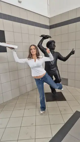 uczennica pozuje tak jak postać z pomnika