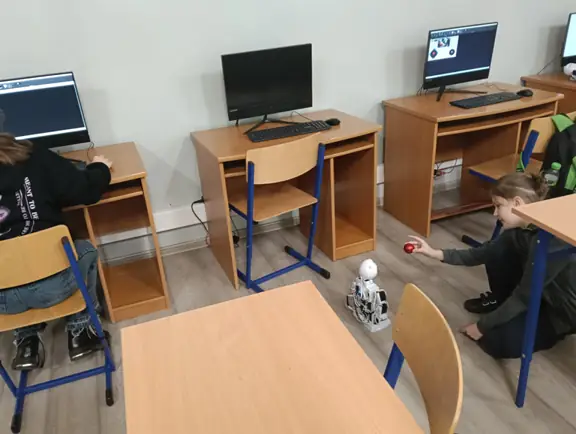 robot-jd-humanoid-sledzi-czerwony-przedmiot-jpg