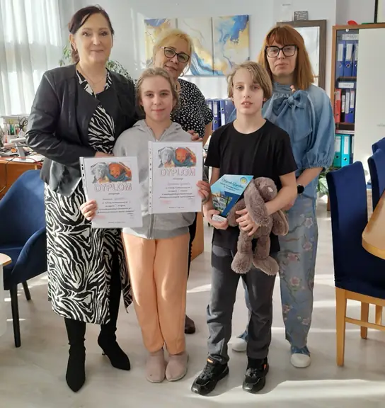 pamiatkowe-zdjecie-zwyciezcow-miedzyszkolnego-konkursu-tworczosci-astrid-lindgren-z-pania-dyrektor-i-opiekunami-konkursu--jpg