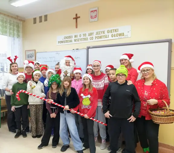 Pamiątkowe zdjęcie kl. Va z Mikołajem.