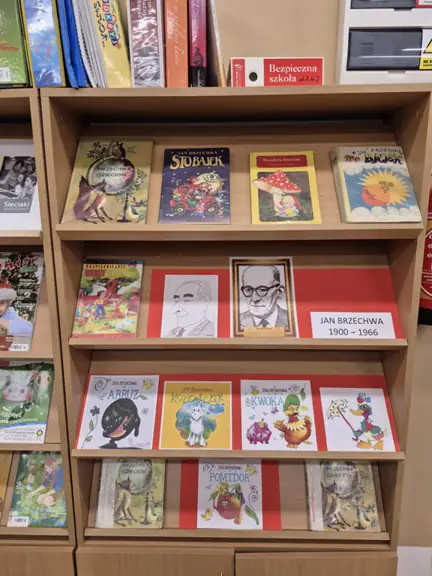 Wystawa tomików wierszy Jana Brzechwy w czytelni.
