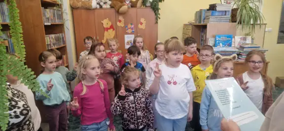 uczniowie-z-kl--1a-skladaja-przyrzeczenie--jpg
