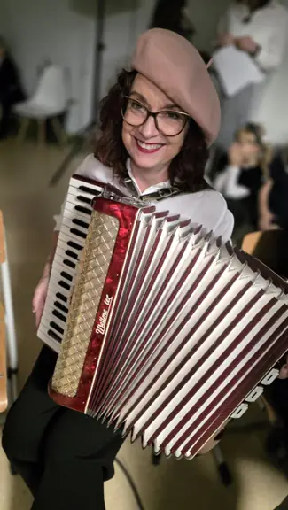 Nauczycielka- pani Ania grajaca na akordeonie