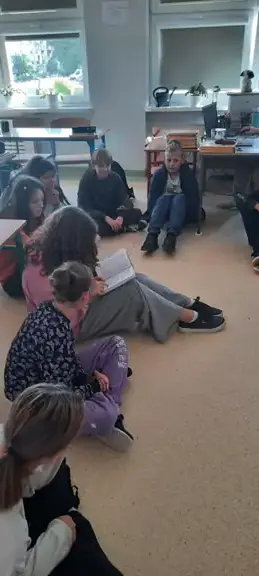 Uczeń kl. Ia czyta swoim koleżankom i kolegom (3)