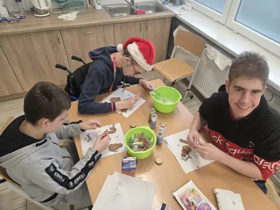 Uczniowie ozdabiają pierniki